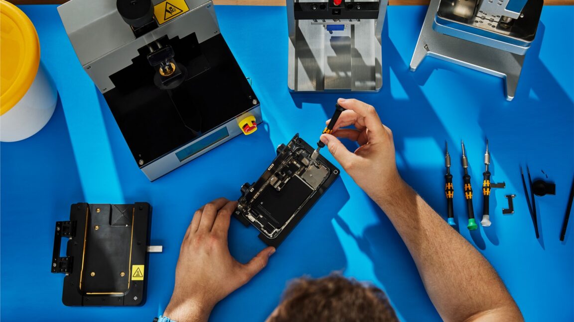 Apple has the lowest grades in laptop, phone repairability analysis