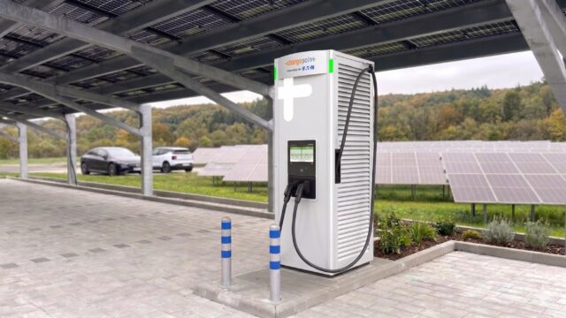 Şarj istasyonuna ChargePoint Express Solo DC hızlı şarj cihazı takıldı