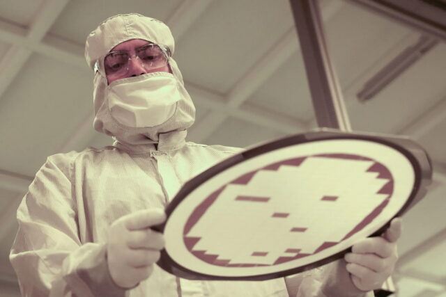 Вид з висоти пташиного польоту на завод Intel у Нью-Мексико