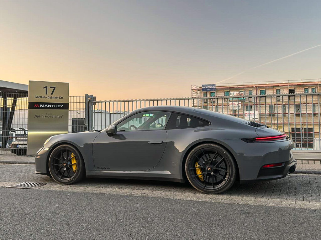 En grå 911 parkerade utanför porten till Mantheys högkvarter.