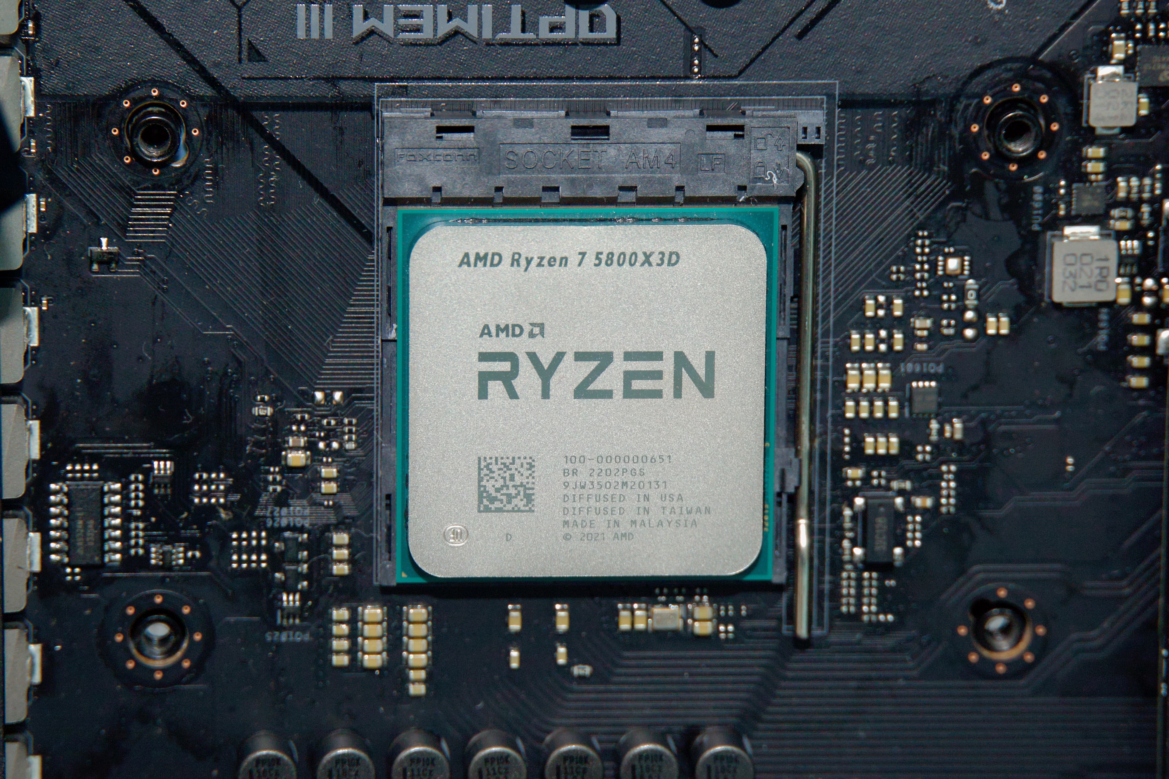 Processore AMD Ryzen 7 5800X3D e scheda madre Socket AM4