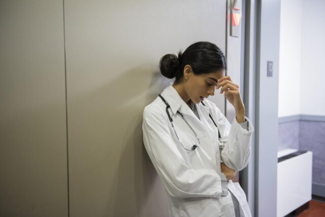 Neonato che riceve cure mediche in ambiente ospedaliero
