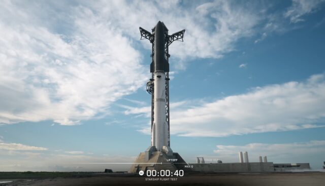 SpaceX Starship-Rakete auf Startrampe mit Portalturm