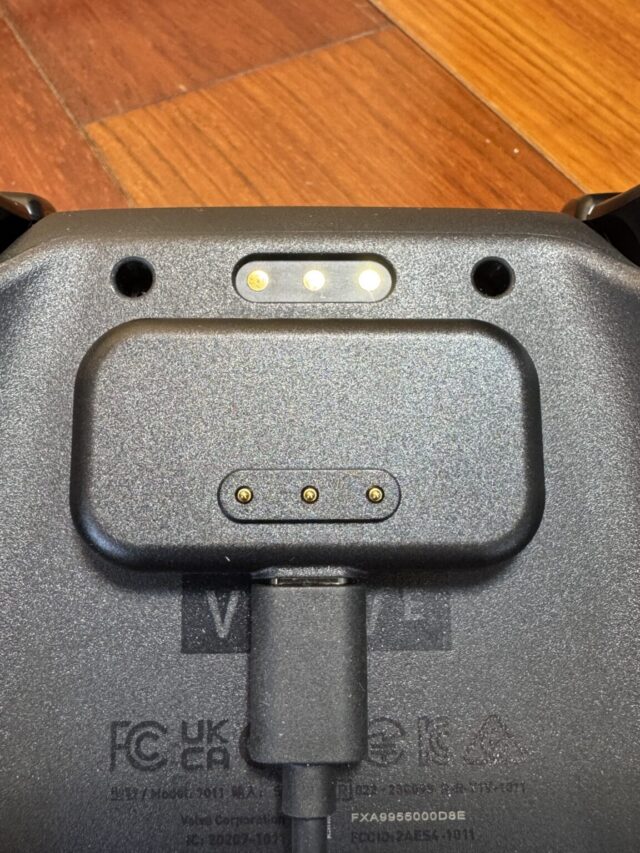 Nahaufnahme des magnetischen Ladepucks des Steam Controllers mit freiliegenden Kontakten