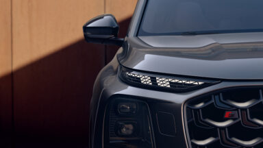 The headlight and grill of an Audi SQ7