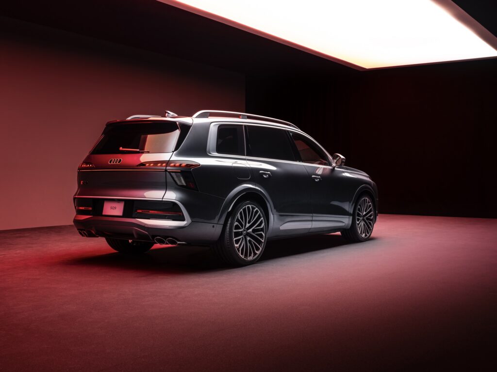 Audi SQ9 in studio
