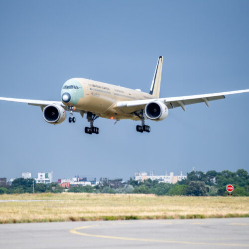 New airliner sets record flying 24 hrs nonstop from Australia to France