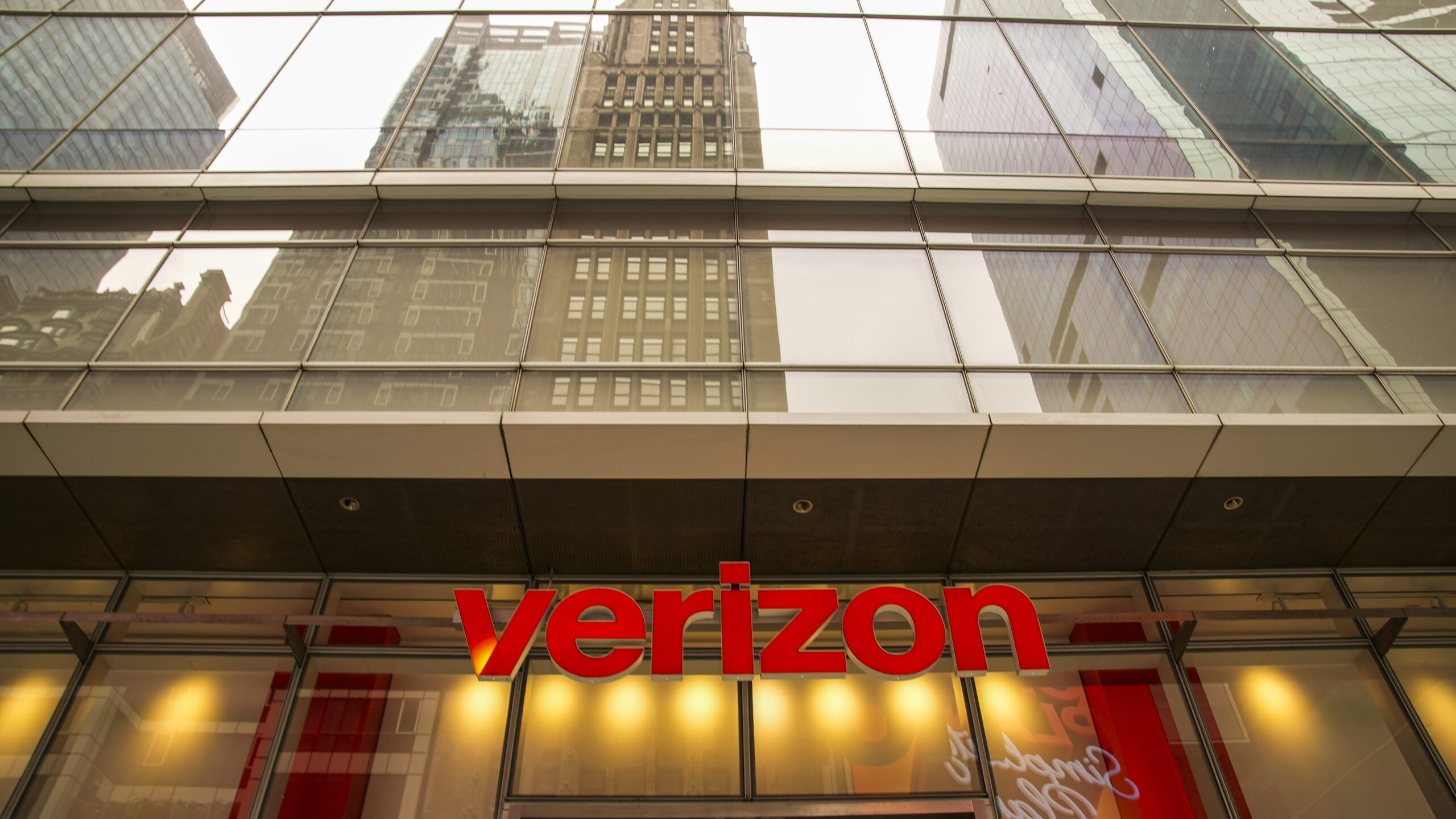 Verizon announces a $1B dark fiber agreement for Google data centers, marking the beginning of further collaborations.