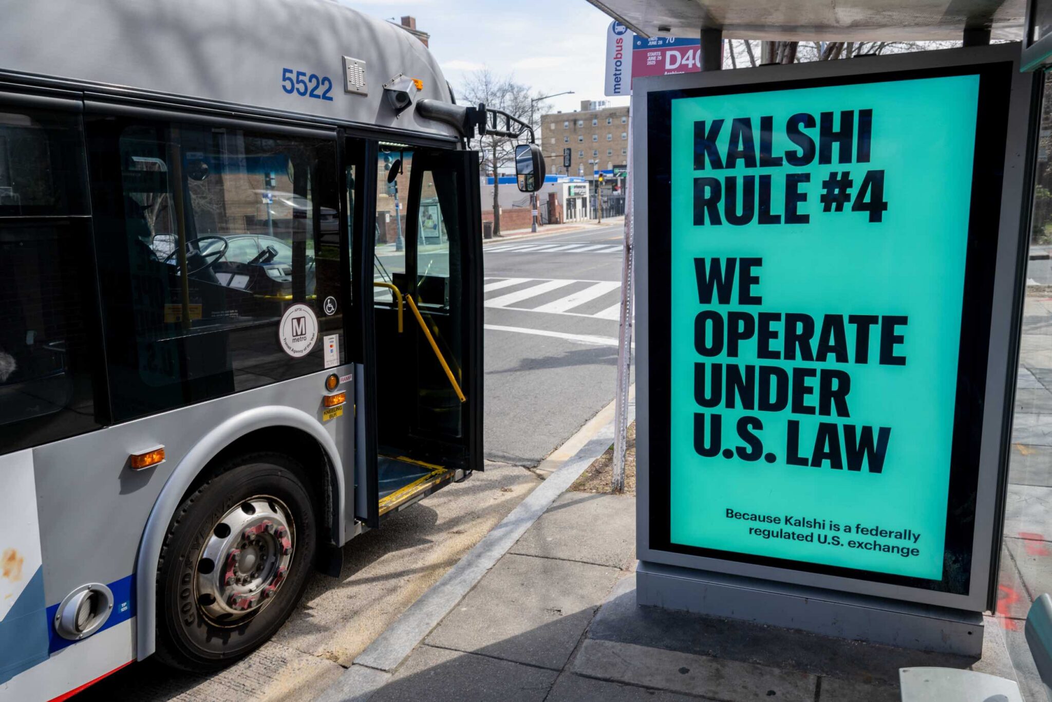 Рекламный плакат Kalshi с текстом о федеральном регулировании в США