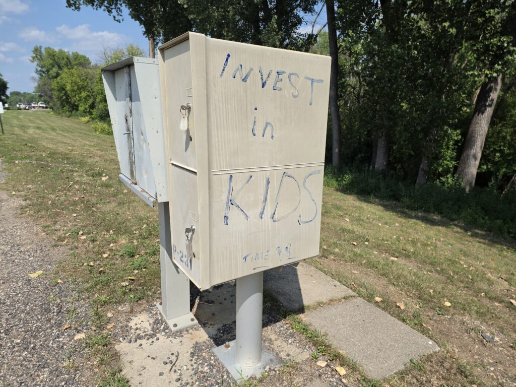 Graffiti mailbox with Z Fold 8 Ultra