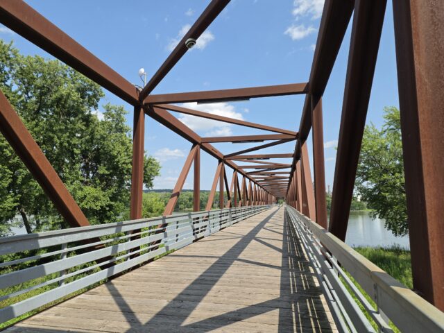 Bridge structure with Z Fold 8 Ultra