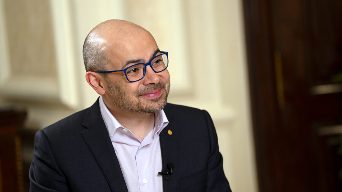 Google's AI shakeup: DeepMind's Hassabis steps aside, senior scientists depart