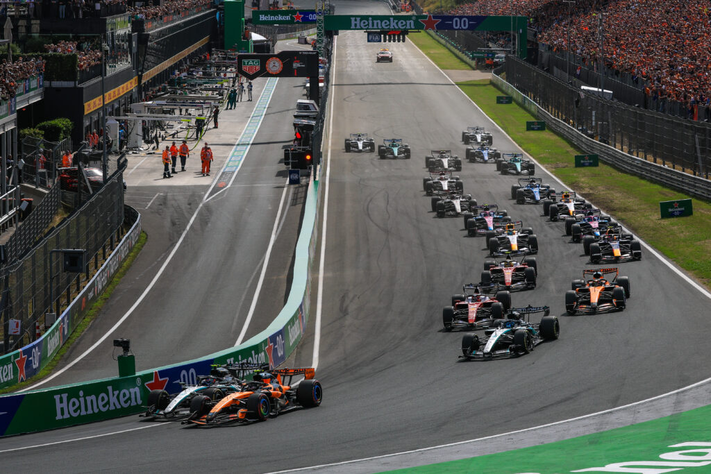 ZANDVOORT, NETHERLANDS - AUGUST 23: The race re-start following the red flag during the F1 Grand Prix of Netherlands at Circuit Zandvoort on August 23, 2026 in Zandvoort, Netherlands. (Photo by Kym Illman/Getty Images)