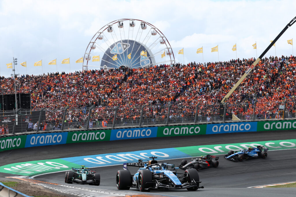 ZANDVOORT, NETHERLANDS - AUGUST 23: Alexander Albon of Thailand driving the (23) Williams FW48 Mercedes leads Fernando Alonso of Spain driving the (14) Aston Martin F1 Team AMR26 Honda on track during the F1 Grand Prix of Netherlands at Circuit Zandvoort on August 23, 2026 in Zandvoort, Netherlands. (Photo by Peter Fox/Getty Images)