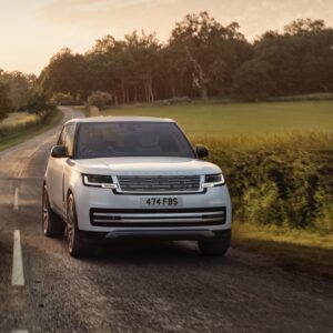 An old Range Rover Classic and a new Range Rover EV