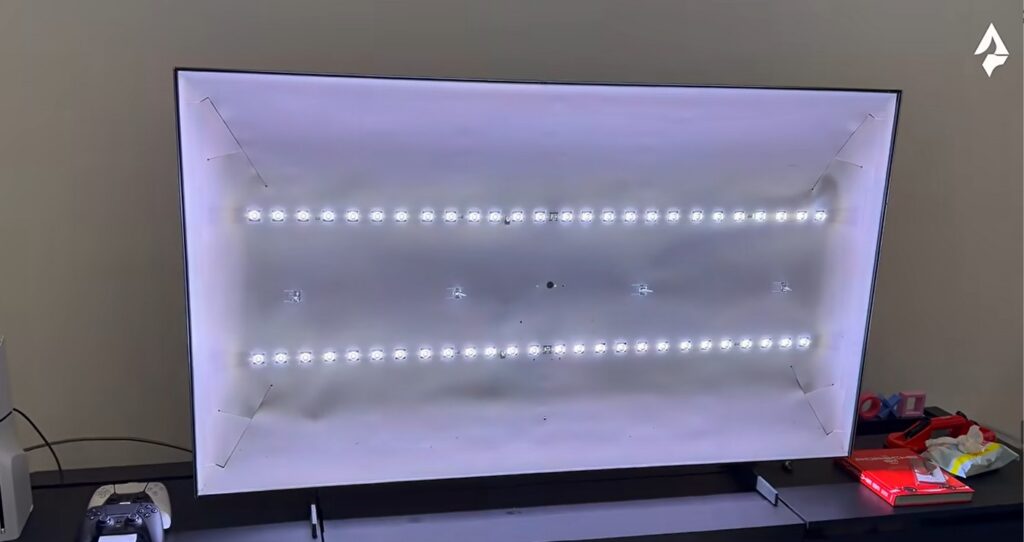 M80H's backlight its with two rows of LEDs lit up.