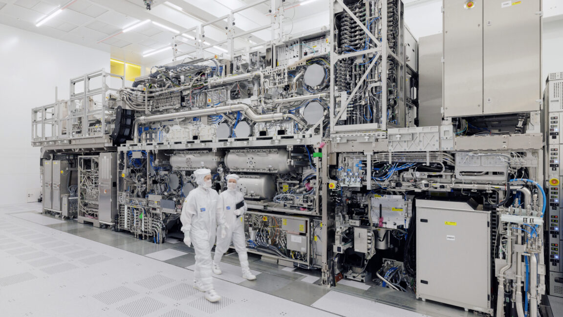 Top chipmakers embrace ASML’s $400M machines, agree to crucial chipmaking change
