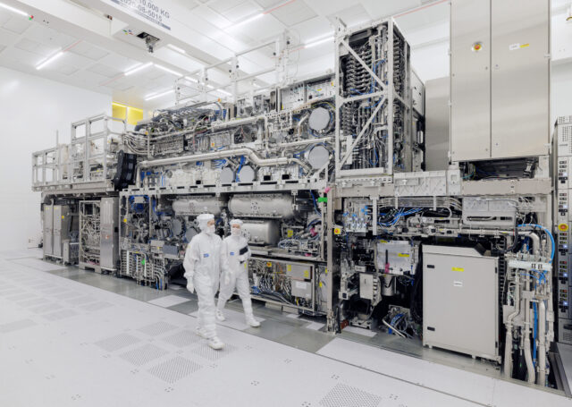 Top chipmakers embrace ASML’s $400M machines, agree to crucial chipmaking change