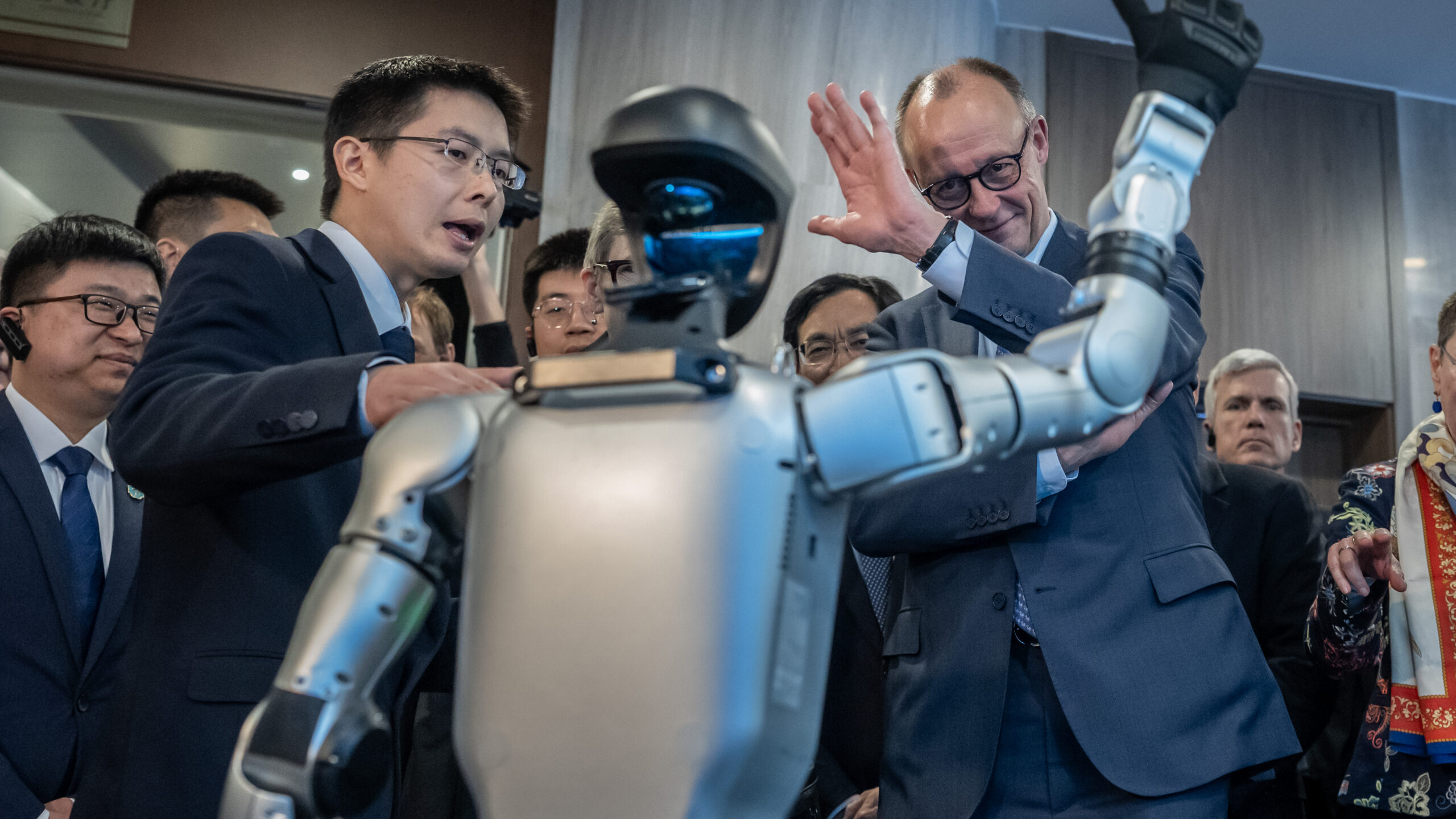 Təsisçinin xərcləri azaltma həvəsi, Unitree‑nin ucuz humanoid robotlarda liderliyinə səbəb oldu