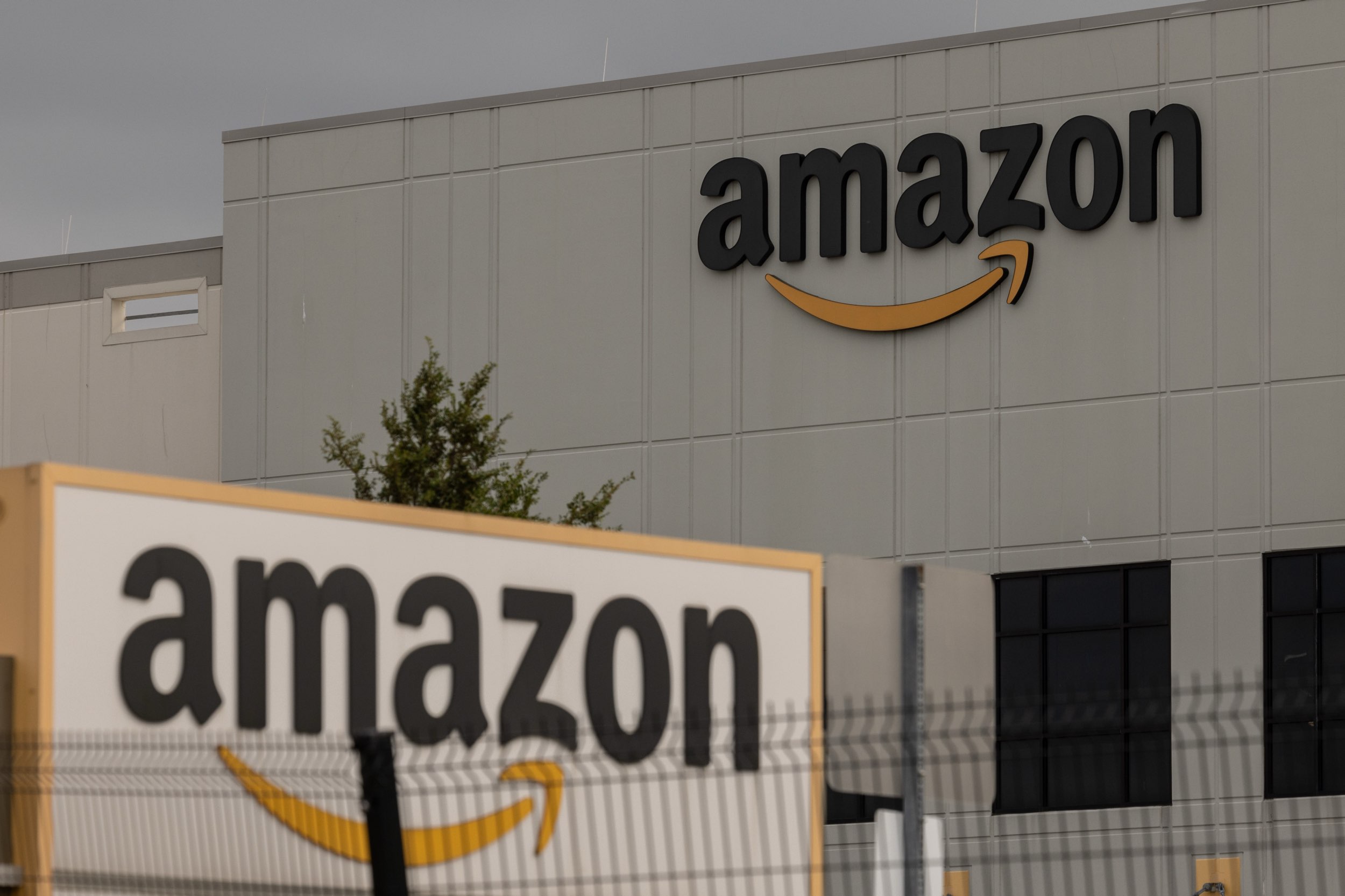 Lawsuit: Amazon refused to give pregnant workers bathroom breaks and ...