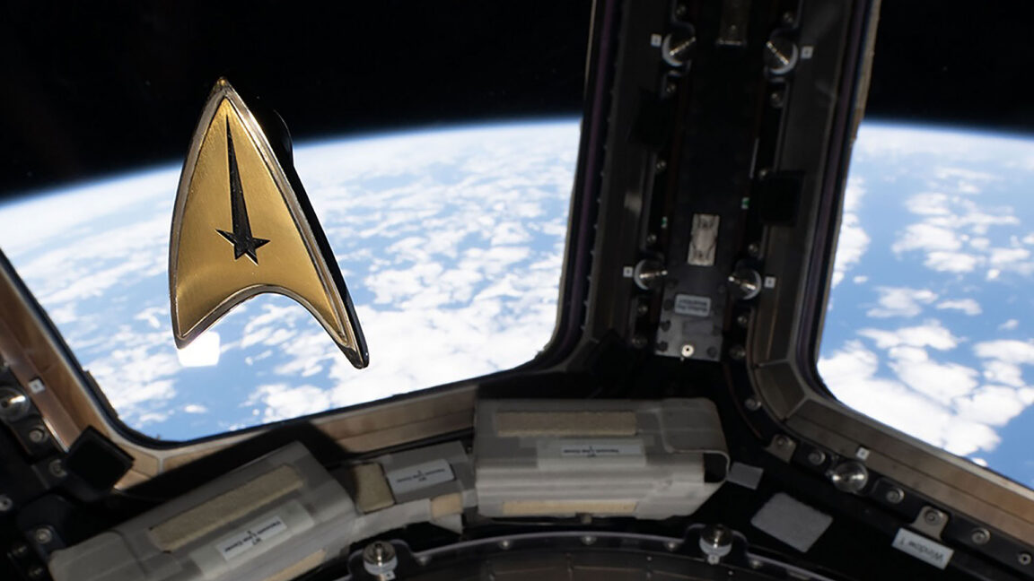 The universal language of space is... Star Trek? Mais oui.