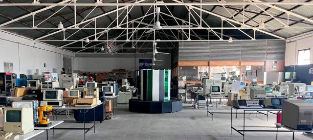 Cray-1_Replica_Bright_Room_PCs