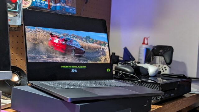 The Surface Ultra's screen shows a loading screen for the Forza Horizon 6 benchmarking tool.