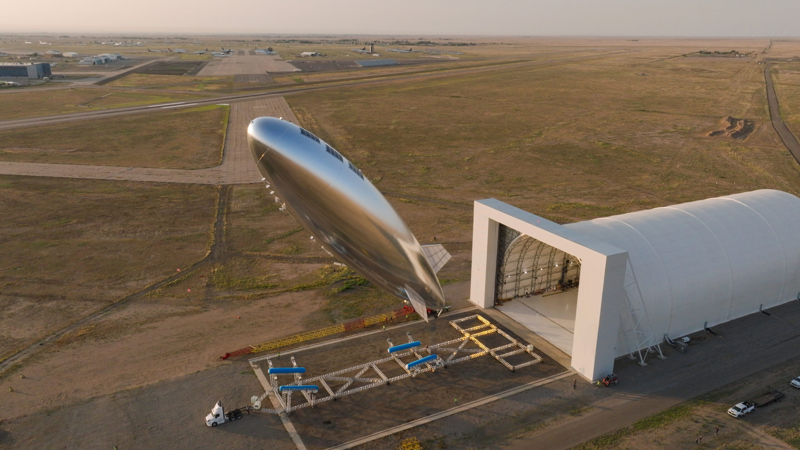 arstechnica.com - Jeremy Hsu - Stratospheric airship flew from US to Japan to test sky cell tower concept