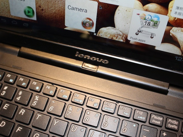 The button in the center of the keyboard's hinge pops out the S2110 tablet
