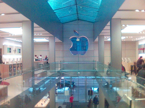 Apple Opens New Chicago Store