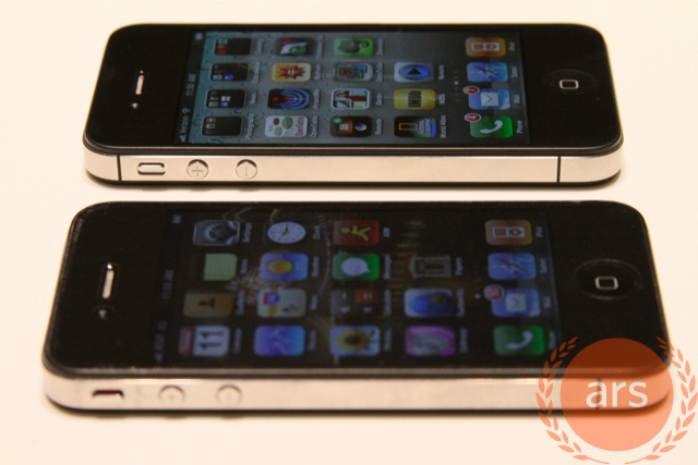 Verizon iPhone on the top, AT&amp;T iPhone on the bottom
