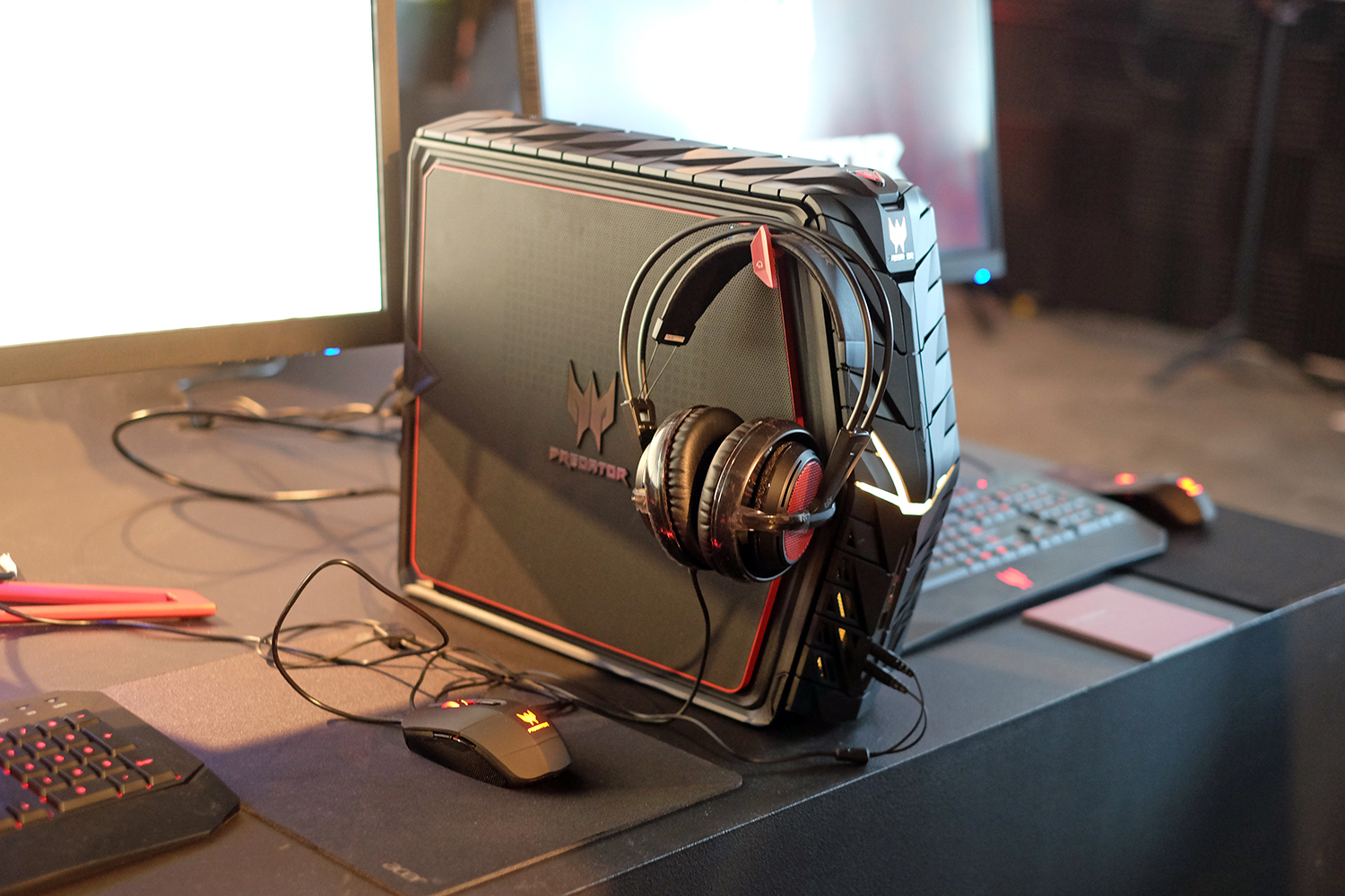 Acer Predator G1 crams an Nvidia Titan X into a briefcase-size PC