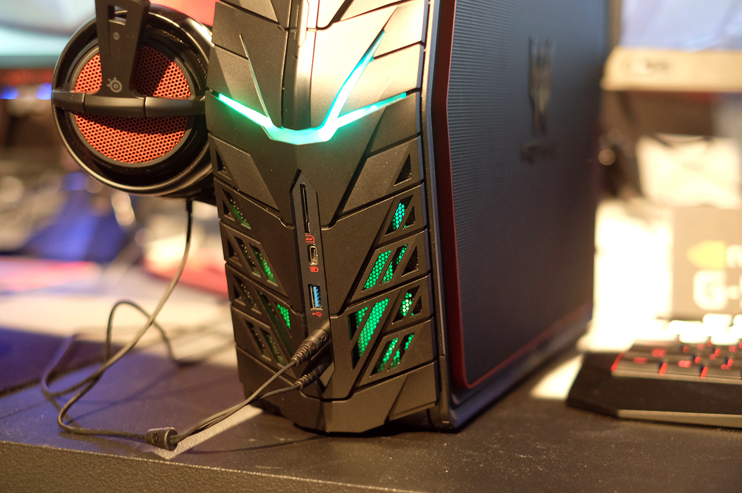 Acer Predator G1 crams an Nvidia Titan X into a briefcase-size PC