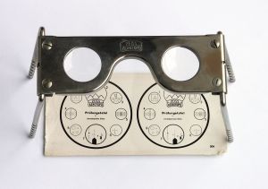 A Zeiss stereoscope, probably from the 1950s.
