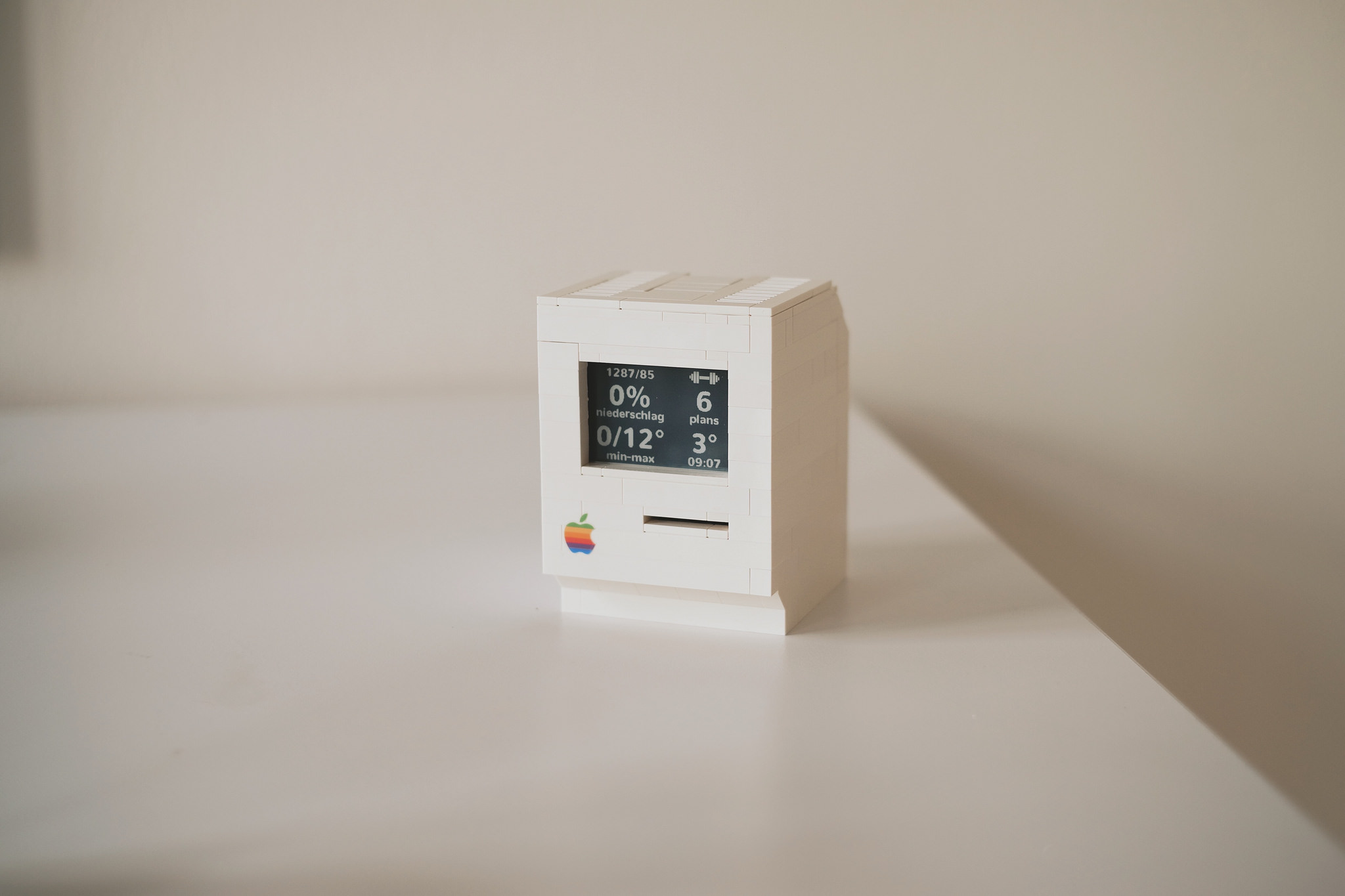 I built a mini LEGO Macintosh Classic with e‑ink display - Ars