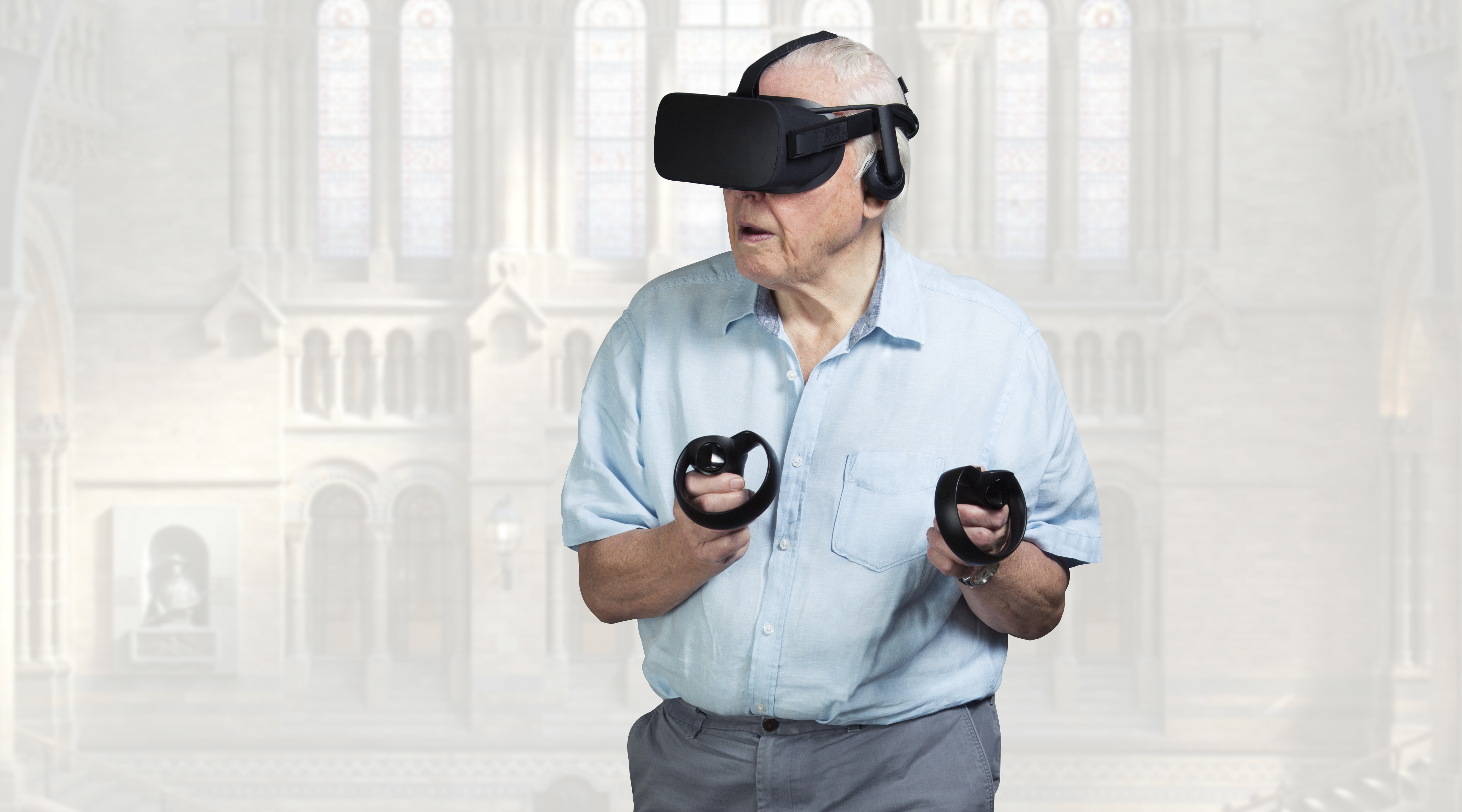 Sir David Attenborough indossa il Sky VR headset. Photo: Sky