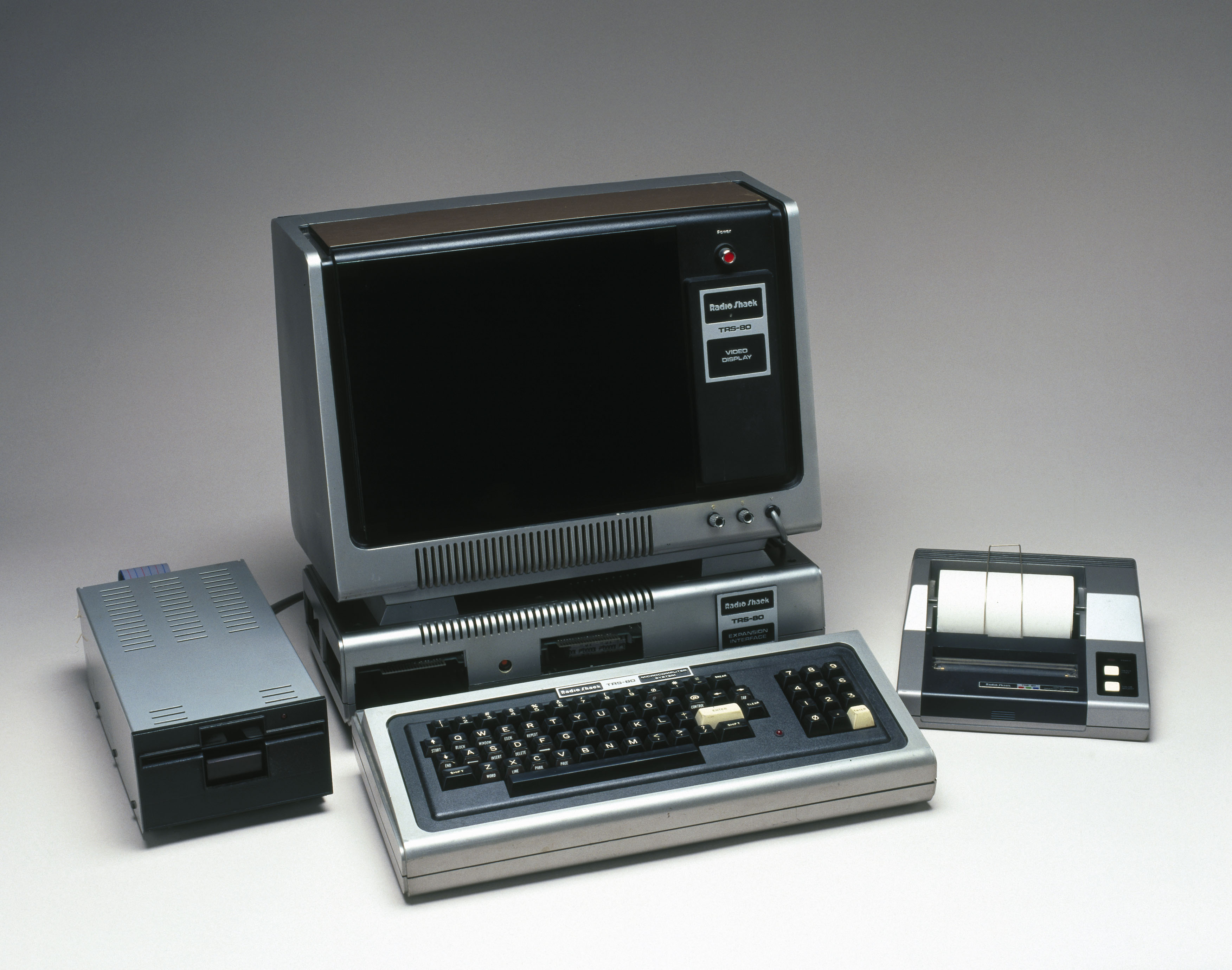 Год выпуска персонального компьютера. Персональный компьютер TRS-80. Компьютеры IBM 80-Х. Tandy TRS-80. Tandy Radio Shack TRS-80.